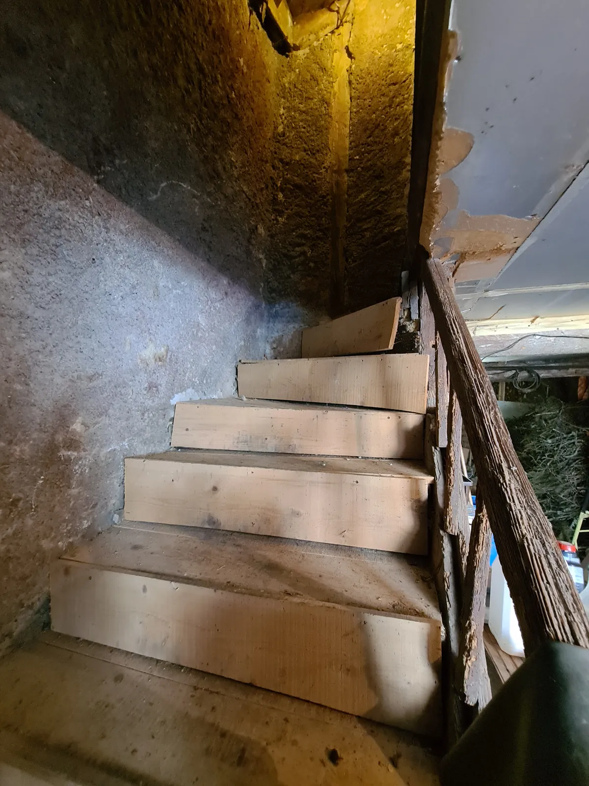 Avant · L’escalier ancien dans un passage étroit.