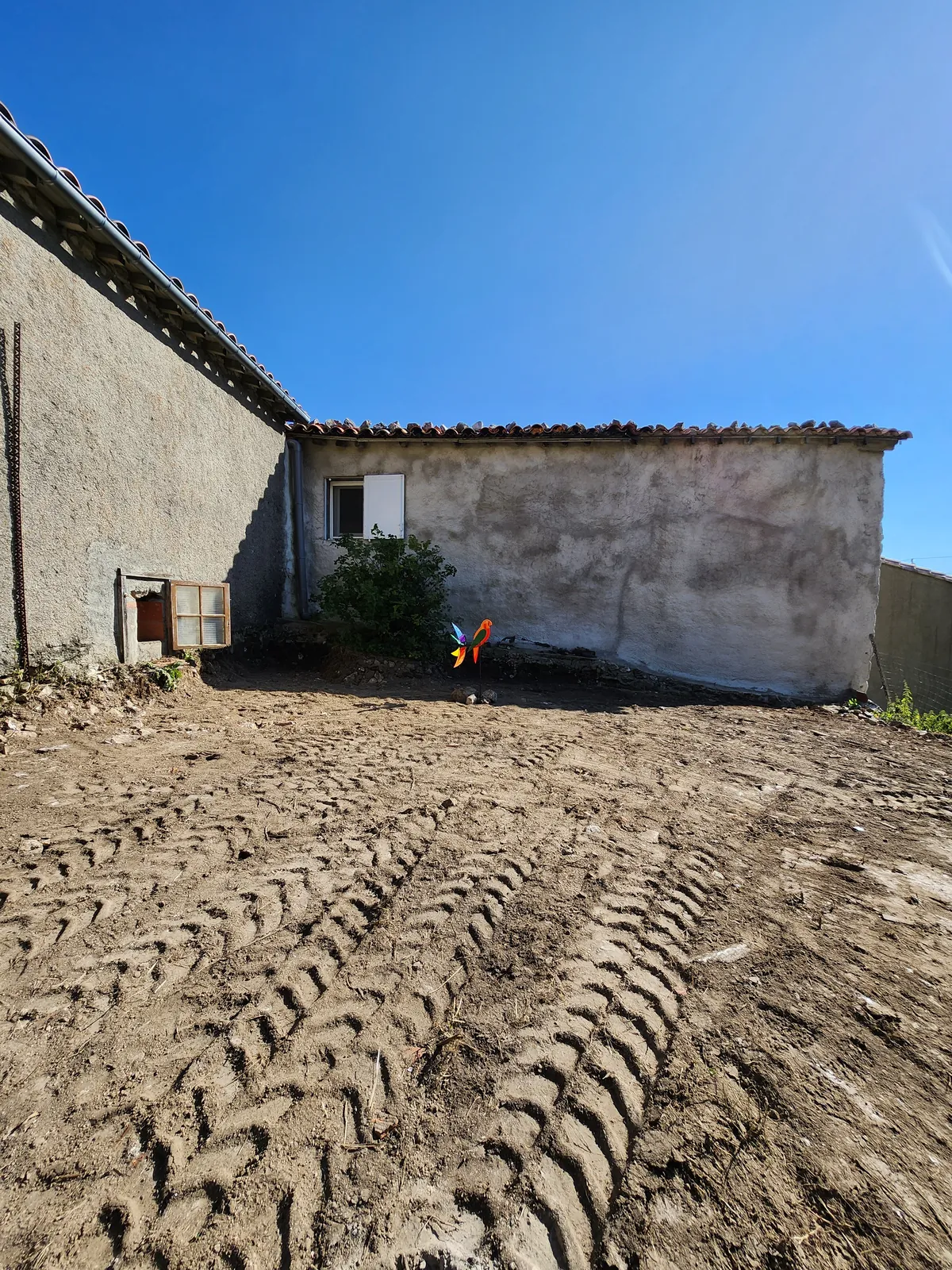 Avant · Les façades enduites et les abords de la maison.