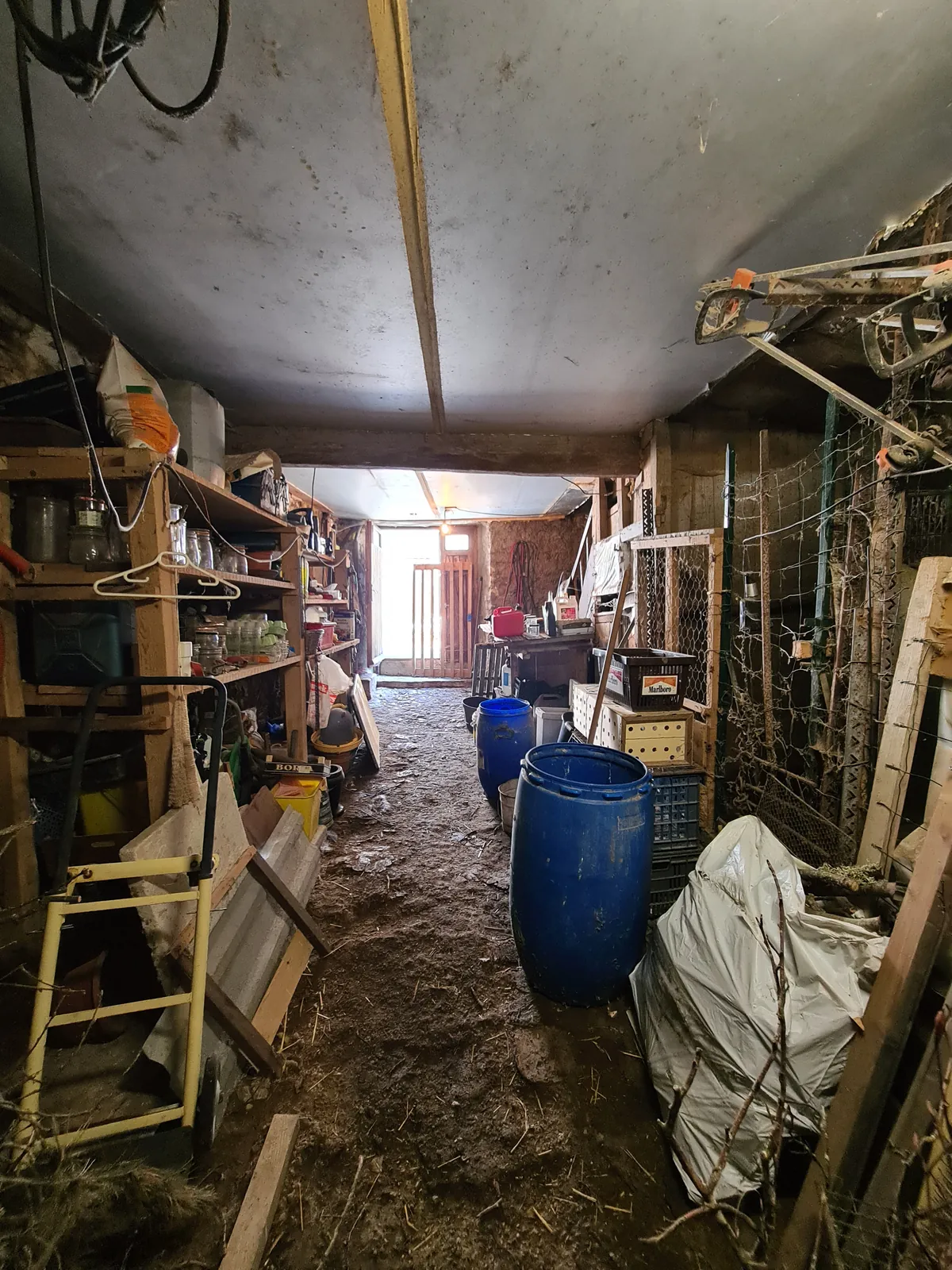 Avant · La remise et ses rangements occupent le volume intérieur.