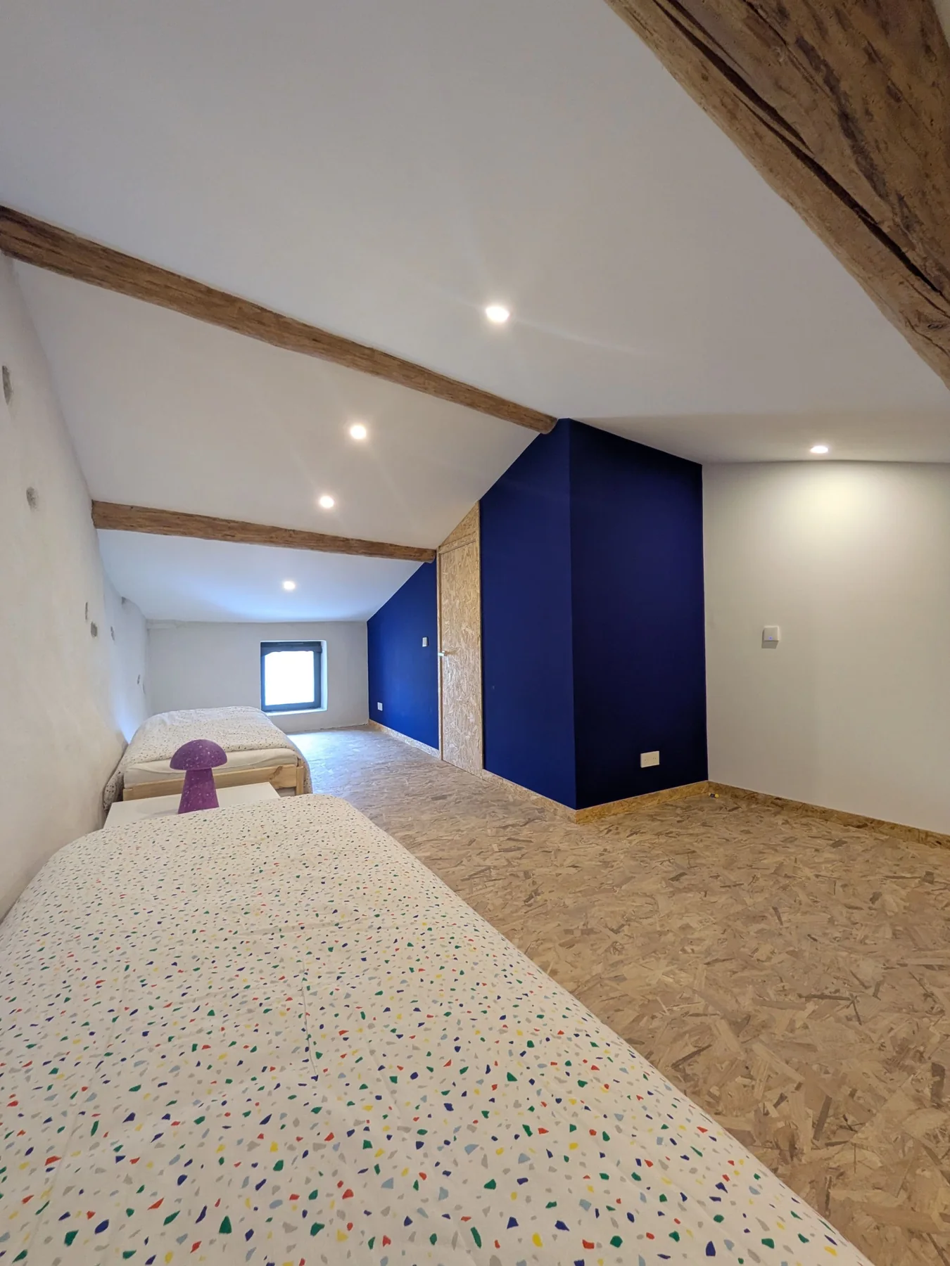Après · La chambre, le bois et le bleu profond.