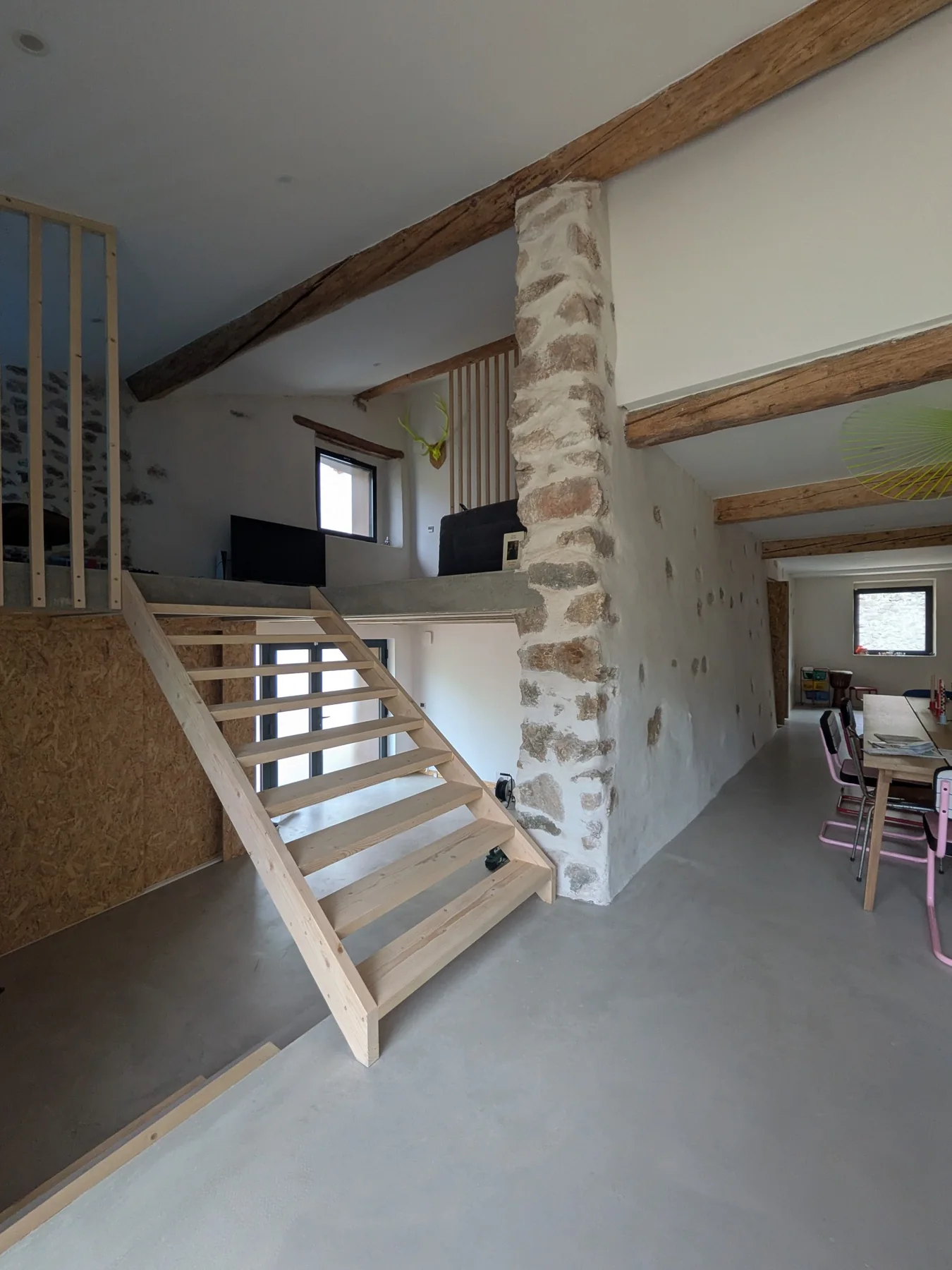 Après · L’escalier en bois et son garde-corps ajouré.