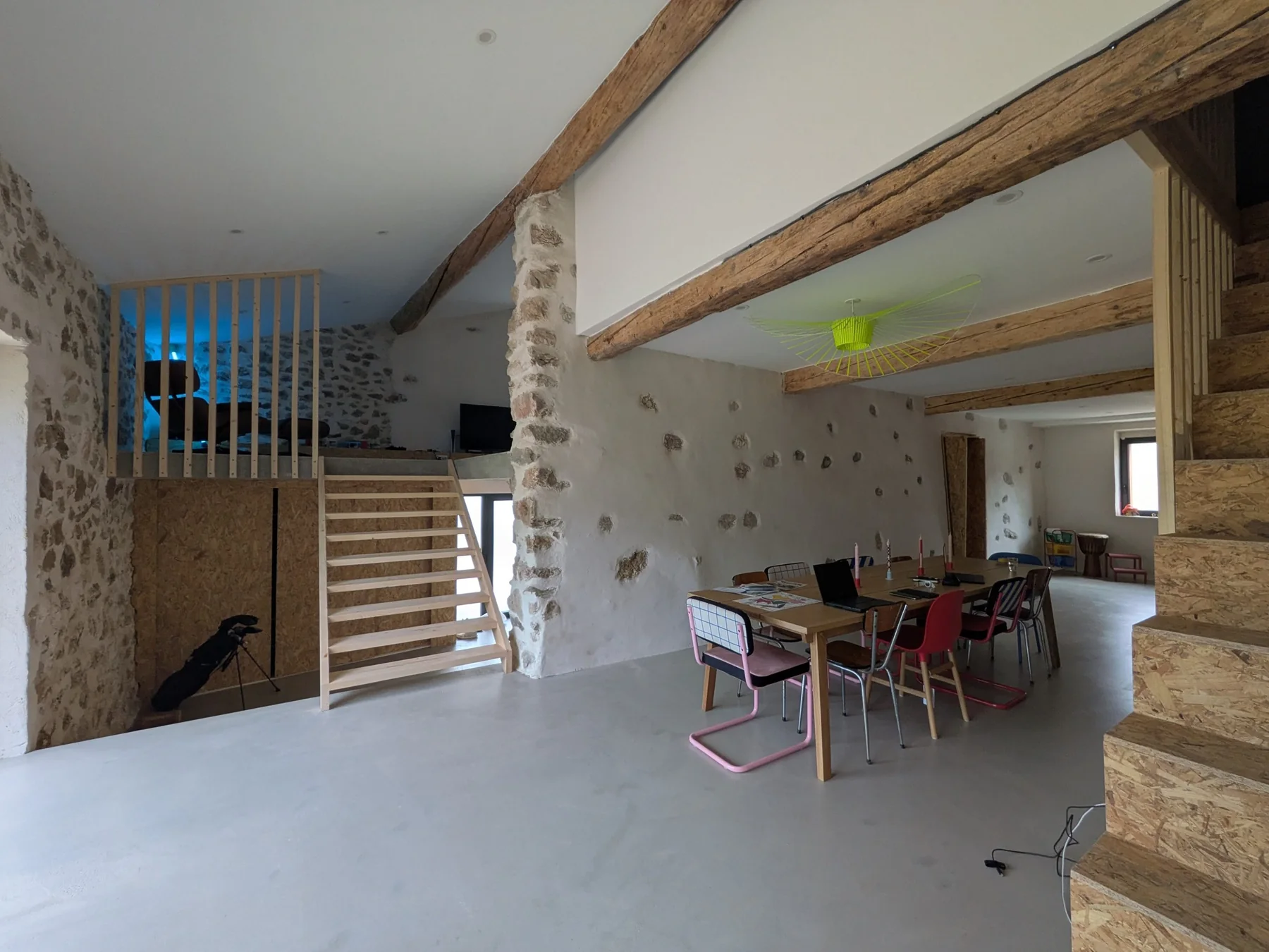 Après · Escalier, pierre et espace repas réunis.
