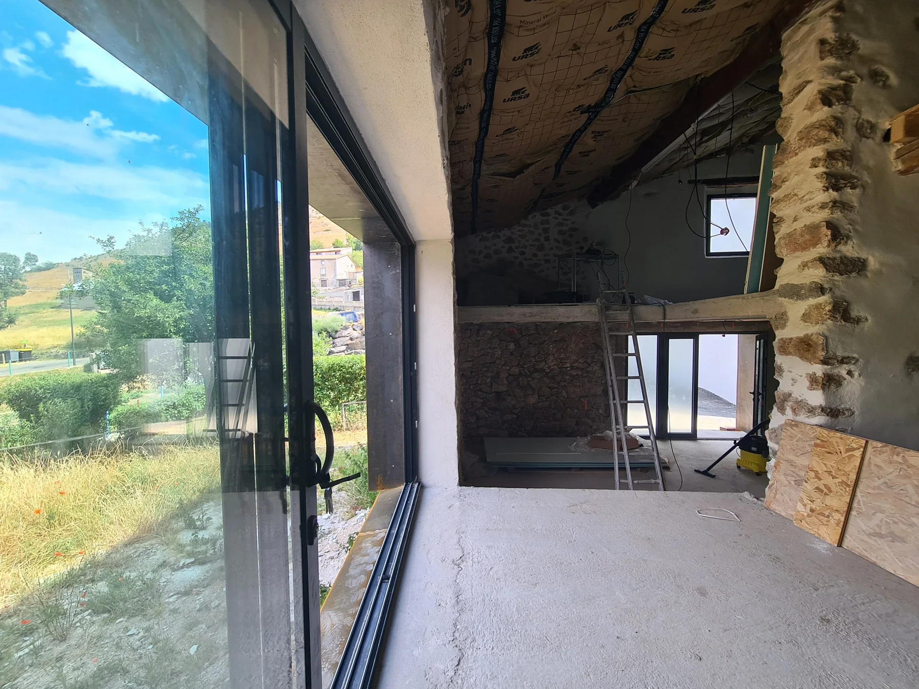 Transformation · La baie vitrée, les murs et le volume en chantier.