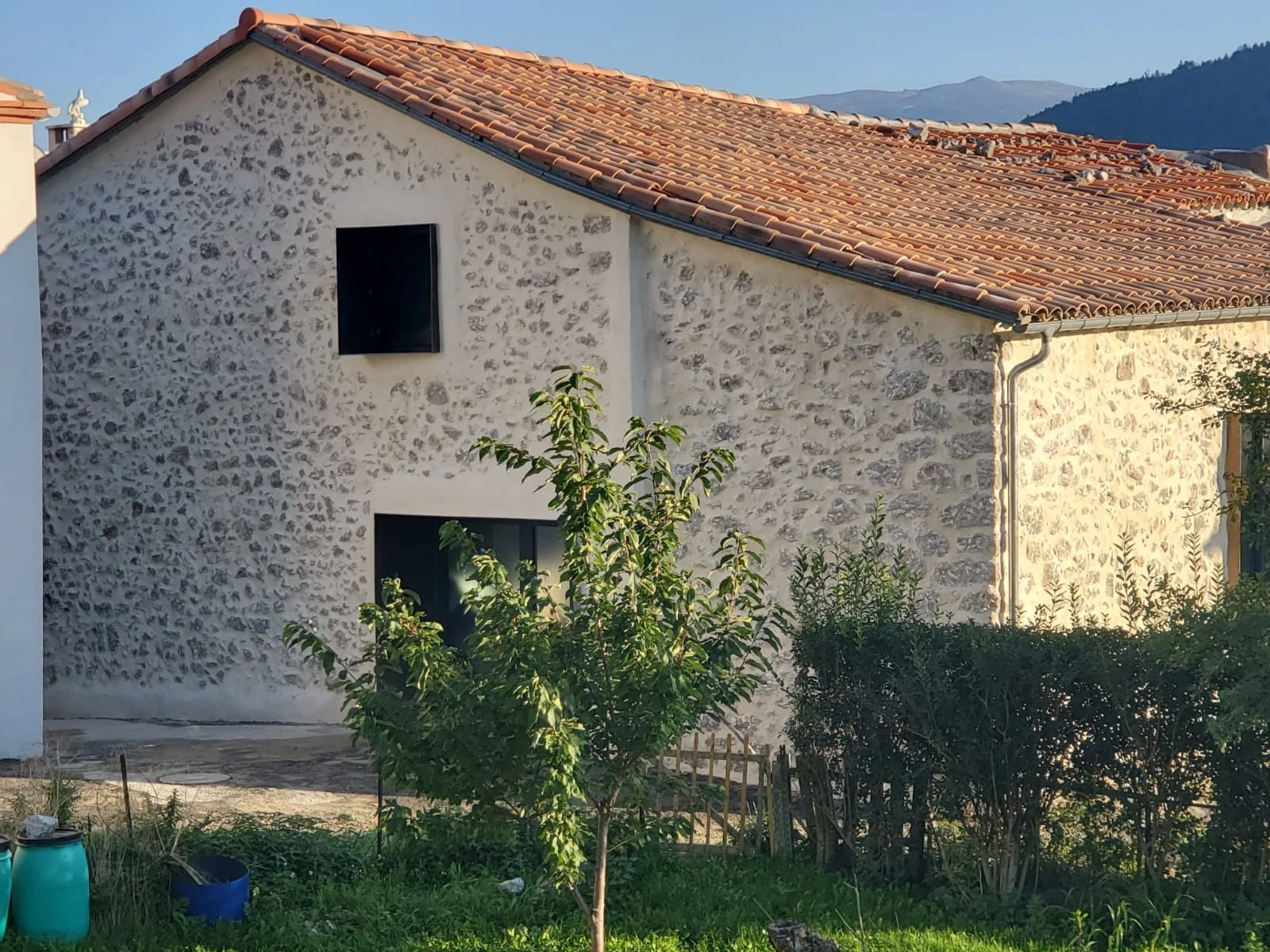 Exterior view of the building in Le Clat