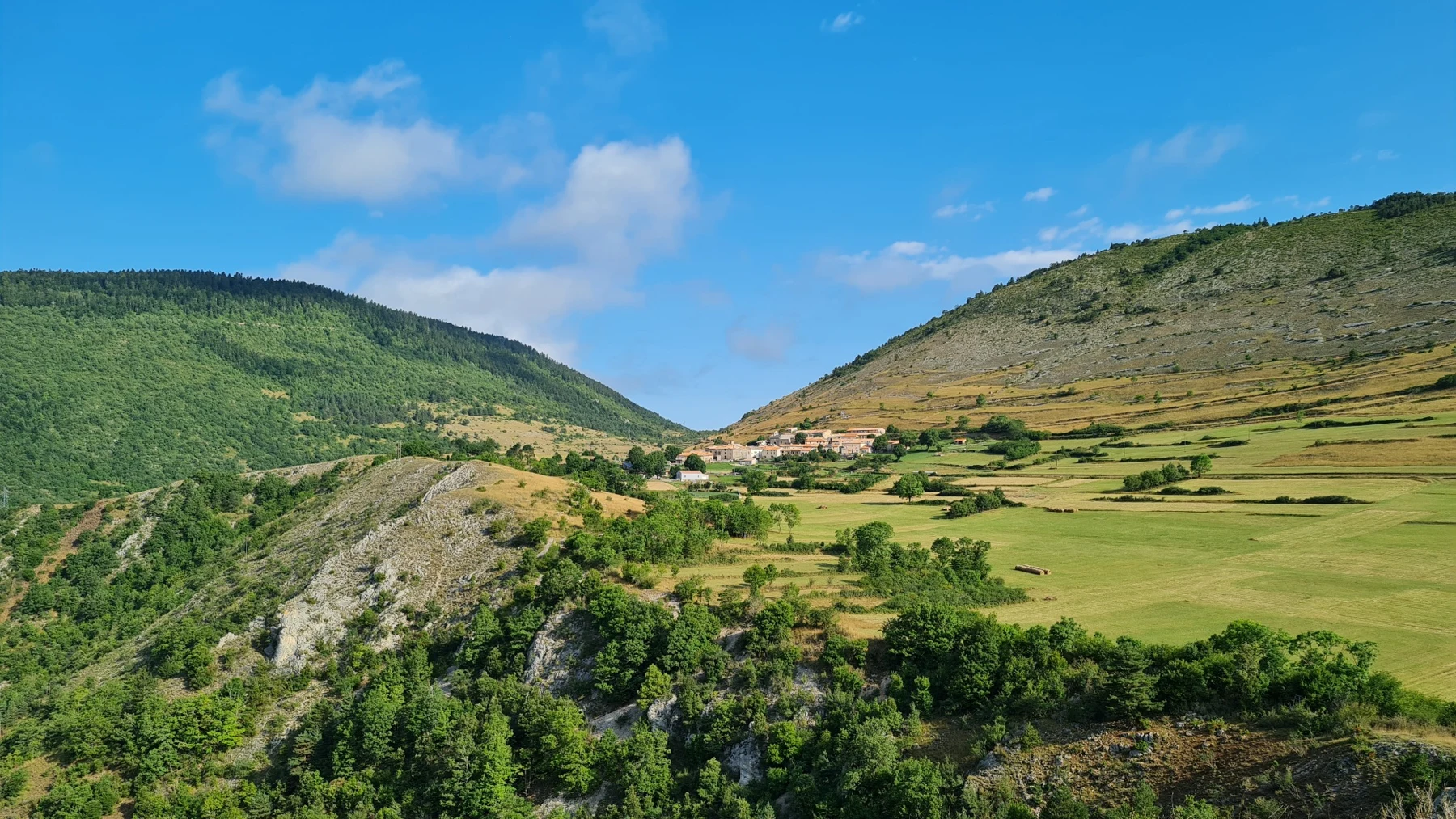 Paysage de montagnes et village